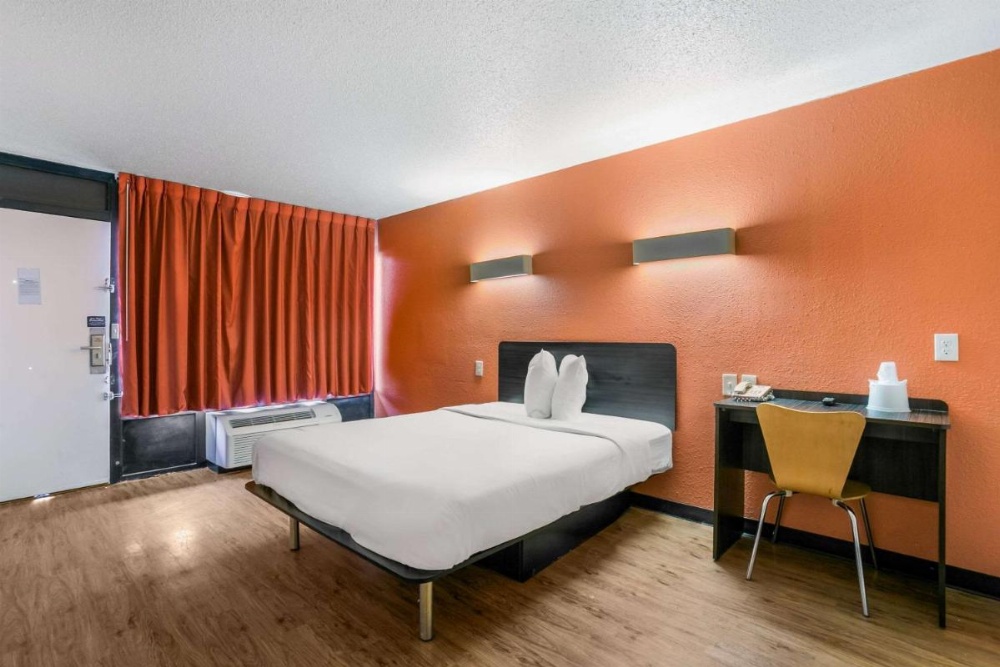 Queen Room - Accessible/Smoking
